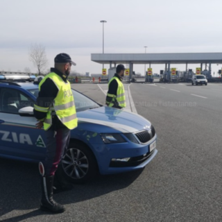 Trovato con una pistola in auto sull'A8, aggredisce i poliziotti e fugge a piedi sull'autostrada: arrestato