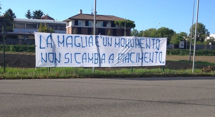 Lo striscione contro la nuovo maglia biancoblù