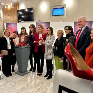 Tovaglieri inaugura la mostra Scarpe Rosse al Parlamento europeo con Metsola e Lucchini