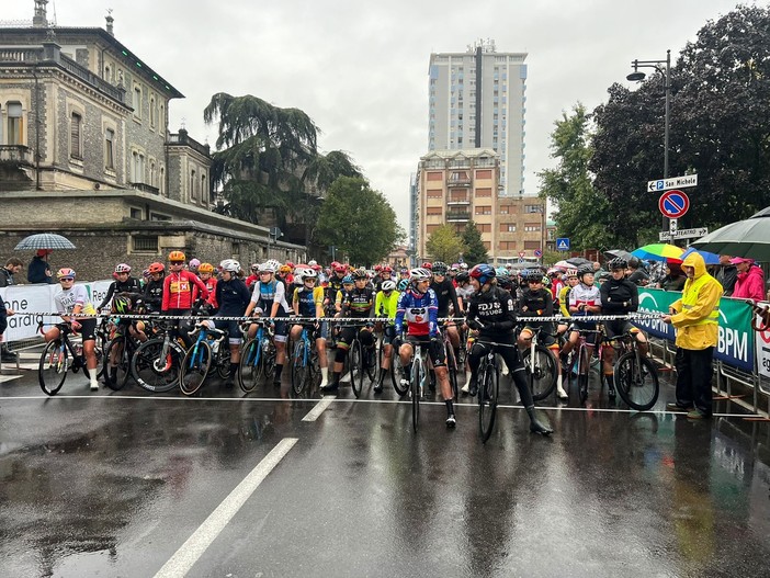 VIDEO. Le campionesse della Tre Valli battono la pioggia: partita da Busto la gara femminile. «Sulle strade una squadra grandiosa»