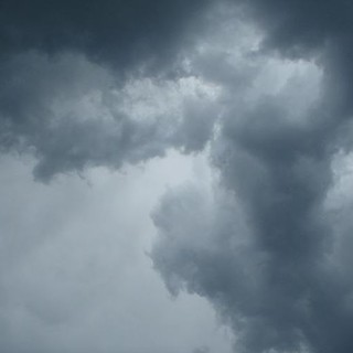 Serata a rischio meteo, domani torna il vento. Doppia allerta arancione per il sud della provincia