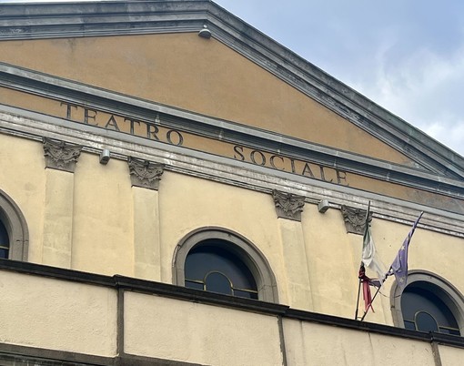 Le bandiere sull'ingresso del teatro