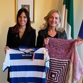 L’eurodeputata Tovaglieri alla Casa Bianca. Con la maglia della Pro Patria e la coperta di Viva Vittoria