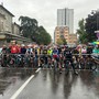 VIDEO. Le campionesse della Tre Valli battono la pioggia: partita da Busto la gara femminile. «Sulle strade una squadra grandiosa»