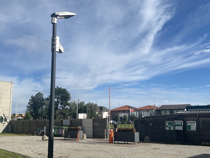 FOTO. Occhio, ladri e vandali: ecco le telecamere e la sbarra al cimitero di Busto