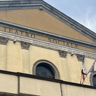 Le bandiere sull'ingresso del teatro