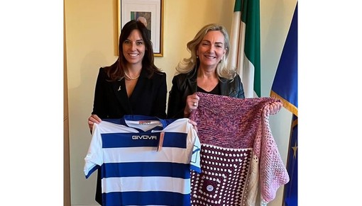 L’eurodeputata Tovaglieri alla Casa Bianca. Con la maglia della Pro Patria e la coperta di Viva Vittoria