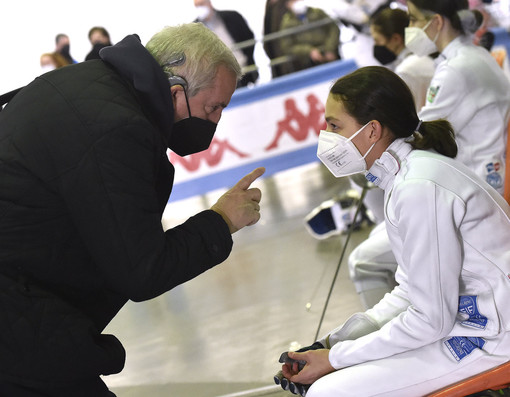 Il maestro Toran in una gara mentre dà gli ultimi, preziosi consigli a un'atleta