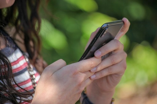 “Come essere genitori consapevoli nell’era digitale”: conferenza con Alberto Pellai e Barbara Tamborini