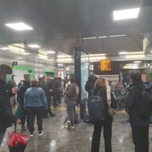 Viaggiatori in attesa alla stazione di Busto