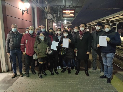 FOTO e VIDEO. Amministratori locali in treno per chiedere più sicurezza sui convogli Trenord