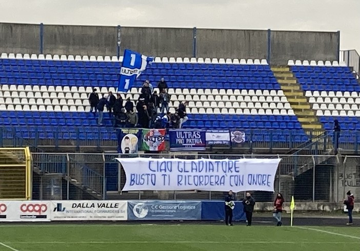 Lo striscione per Paolo