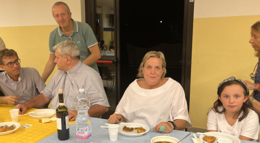 VIDEO. Gli ucraini e Busto, il grazie che unisce a tavola. Monsignor Raimondi: «Chi fa il bene lo riceve»