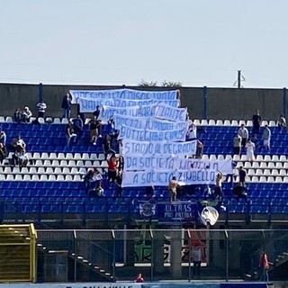 Lo striscione degli ultras contro la società