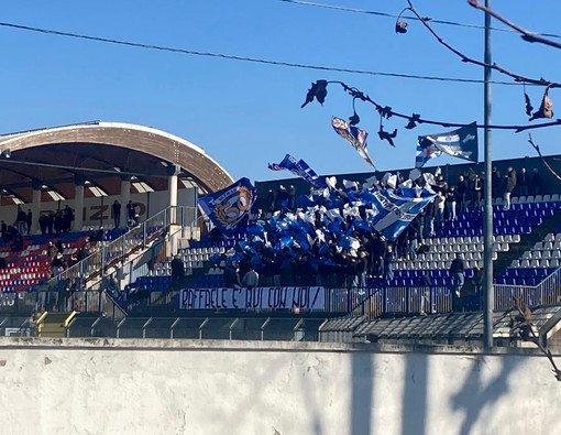 VIDEO. Pro Patria in campo nella partita che non si può sbagliare. E «Raffaele è qui con noi»