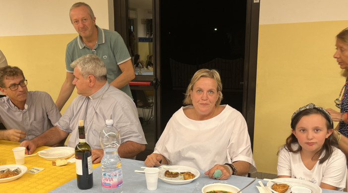 VIDEO. Gli ucraini e Busto, il grazie che unisce a tavola. Monsignor Raimondi: «Chi fa il bene lo riceve»