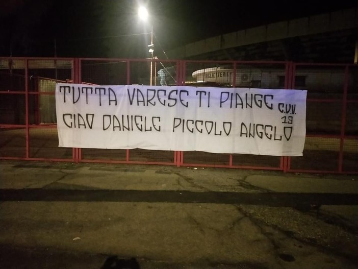 &quot;Tutta Varese ti piange, ciao Daniele piccolo angelo. Ora gioca lassù felice e sereno&quot;: striscione della curva del Varese fuori dallo stadio