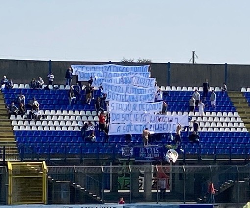 Lo striscione degli ultras contro la società