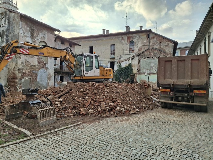 LA FOTO. Via Solferino, ruspe in azione