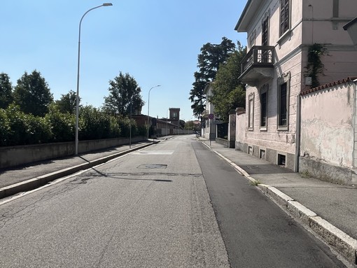 Rattoppi in via Galvani a Busto, sullo sfondo il Museo del Tessile