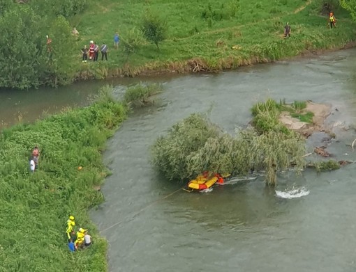 Famiglia aggrappata a un albero in un fiume nel Bresciano: salvata con l'aiuto dell'elicottero Drago