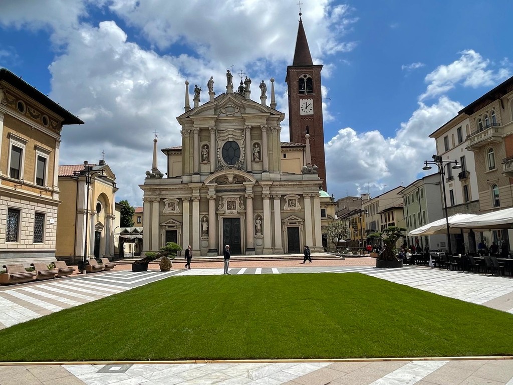 FOTO. Cresce il prato in piazza San Giovanni. Il cuore di Busto è ...