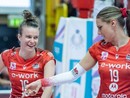 Valkova e Boldini, le palleggiatrici della Uyba Volley 23-24. Sotto, l'arrivo di Skylar Fields a Malpensa e il primo abbraccio dei tifosi