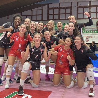 Settima vittoria di fila per la Futura Busto che festeggia anche il primato in classifica (foto in gallery di Loris Marini per Lega Volley Femminile)