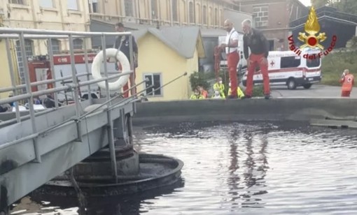 Cade in una vasca di depurazione nel tentativo di recuperare un pallone: muore un quattordicenne