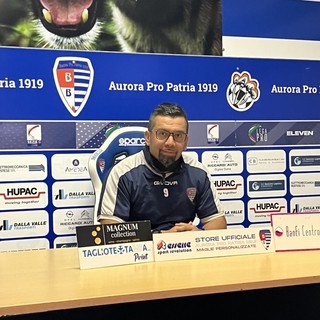 Un sorridente mister Vargas aspetta la partita a Vercelli