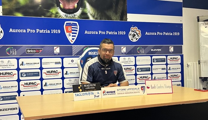 Un sorridente mister Vargas aspetta la partita a Vercelli