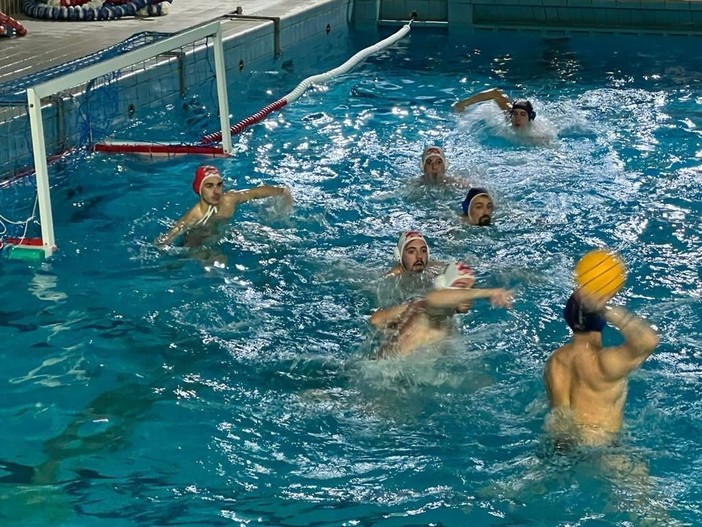 Pallanuoto, Busto lotta ma cade a Varese