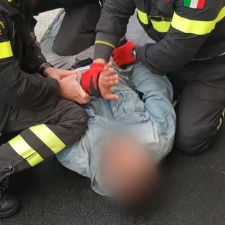 Scippa una donna ma viene immobilizzato da una squadra di vigili del fuoco