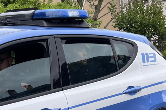 L'uomo portato via dalla polizia dopo l'aggressione