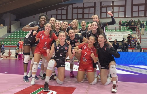 Settima vittoria di fila per la Futura Busto che festeggia anche il primato in classifica (foto in gallery di Loris Marini per Lega Volley Femminile)