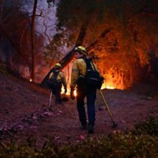 Los Angeles, incognita vento e sciacalli in azione. 16 morti negli incendi