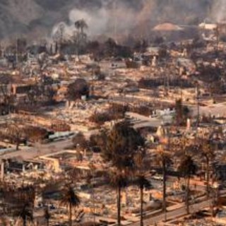 Incendi a Los Angeles, roghi ancora fuori controllo e almeno 10 morti