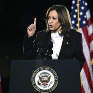 Harris attacca a Trump: &quot;Instabile e consumato dal rancore&quot;. Nuova gaffe di Biden