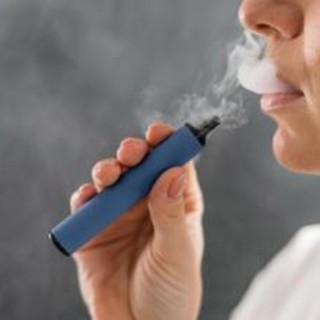 Fumo, esperti: &quot;E-cig aiutano a smettere più dei sostituti della nicotina&quot;