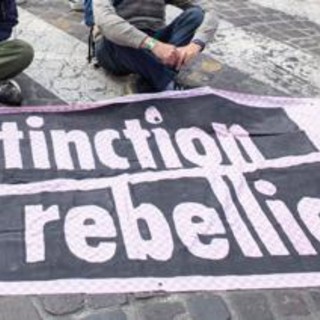 Brescia, Extinction Rebellion denuncia: &quot;Attiviste costrette a spogliarsi e fare squat in questura&quot;